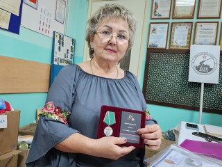 Жительницу Лобни наградили медалью за поддержку российских военнослужащих