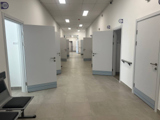 Медицинское оборудование и мебель устанавливают в новом отделении гинекологии в Котельниках