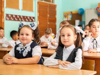Полный список покупок к школе для девочки: от формы до творческих принадлежностей
