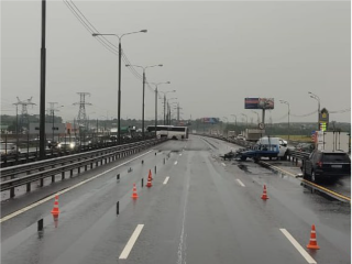В Подольске водителя эвакуатора отвезли в больницу после наезда автобуса