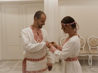 Пара из Истры сыграла свадьбу в народных славянских костюмах