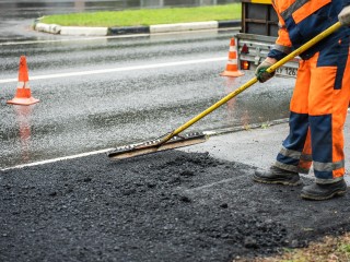 Специалисты «Мосавтодора» провели работы по летнему содержанию дорог