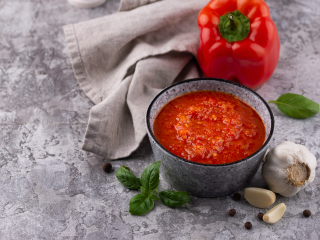 Вкус детства: мамин рецепт лечо на зиму с чесноком