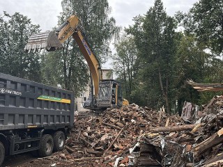 В Пушкино за неделю вывезут оставшийся после сноса ветхого дома строительный мусор