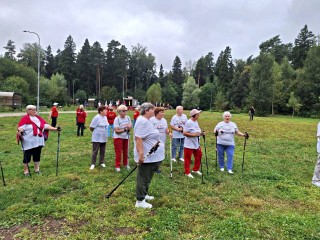 Соседская зарядка собрала жителей Середы в День физкультурника