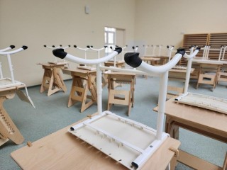 Более 50 человек распаковывают мебель в обновленной Детской школе искусств