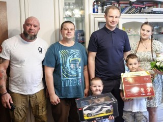 Глава Красногорска помог первокласснику собраться в школу