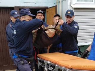 Спасатели транспортировали пациентку с большим весом в машину скорой помощи в Шатуре