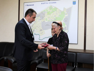 Глава Жуковского вручил Орден Мужества матери погибшего участника СВО