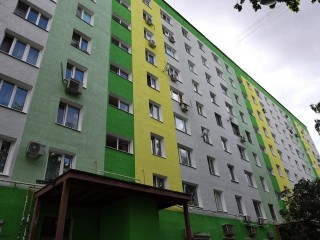 До 20 августа на доме на 1-ой Крестьянской улице закончат обустраивать новый фасад