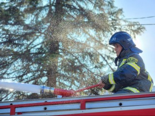 Водяной салют устроили пожарные для ребят в волоколамском лагере