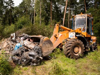 Свалку мусора убрали в лесу около Полушкина