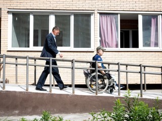 Более 1,1 тыс. дворов переоборудуют для маломобильных жителей в Подмосковье