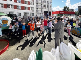 Яркий праздник во дворах стал подарком артистов в честь столетия Пушкино