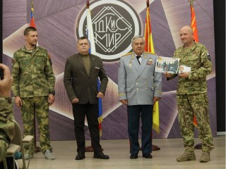 В День офицера 28 участников СВО наградили в Домодедове