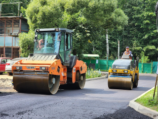 В Королеве на улице Толстого за несколько часов обновили дорожное покрытие на 300 м