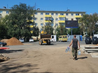 В Истре начали снимать асфальт на парковке напротив администрации