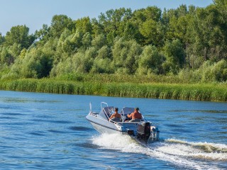 Истринцы устроили катания на моторке после разлива рек
