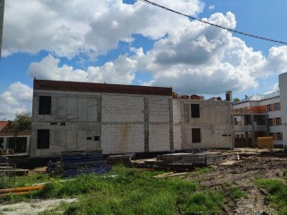 Спортзал, мастерские и полоса препятствий: в Бронницах активно строят новый корпус лицея