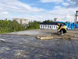 В Дедовске выполнили 40% работ по капремонту крыши жилого дома на улице Космонавта Комарова