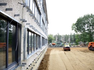 В Москворецкой гимназии обновляют фасад и укладывают плитку