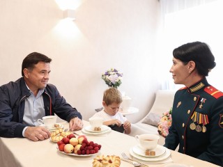 Андрей Воробьев навестил в Ступине первую женщину — Героя России за СВО