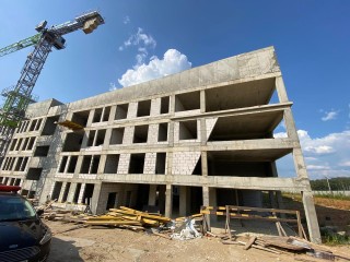 В Химках в новой школе начали устанавливать внутренние перегородки и кровлю