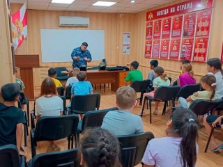 Школьники из Байконура познакомились с особенностями службы подмосковных росгвардейцев