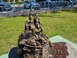 В Луховицах открыли скульптурную композицию в виде огуречного семейства