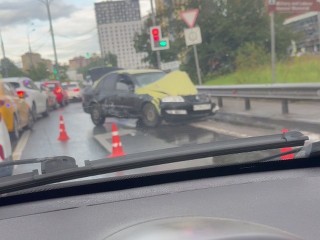 Сотрудники ДПС работают на месте аварии с бензовозом на Волковском шоссе