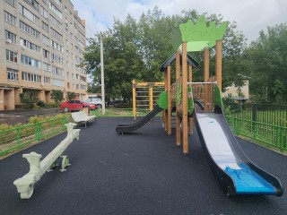 Новую детскую площадку установили в центре Правдинского