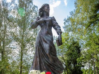 Сотни жителей собрались на открытии памятника Дарье Дугиной под Одинцовом