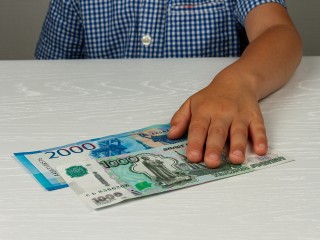 Ребенок-миллионер два дня выбрасывает купюры из окна многоэтажки