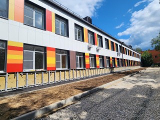 Возле школы в Монине создают тротуары и озеленяют территорию