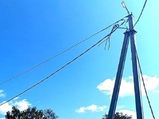 Коммунальщики Лотошина установили новый уличный фонарь в Чапаеве
