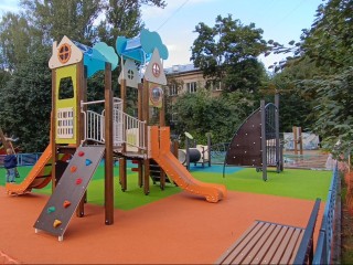 В трех дворах на улице Победы установили новые детские площадки