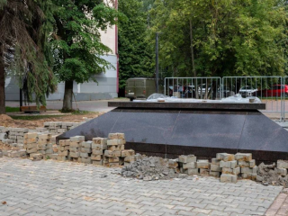 У памятника бойцам СВО на Аллее Победы в Домодедове положат мраморную плитку