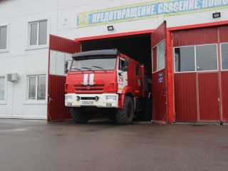 Спасатели транспортировали больную пенсионерку в машину скорой помощи в Егорьевске