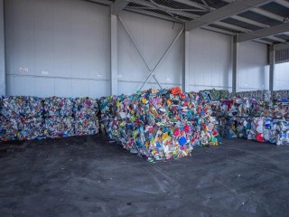 Комплекс «Нева» увеличил переработку пластиковых бутылок