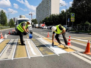 Дорожную разметку обновляют на дорогах Мытищ у школ и детсадов
