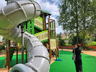 Маленький гость из Китая протестировал новую детскую площадку в Красноармейске