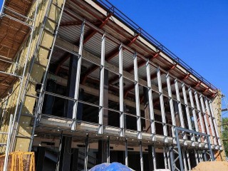 В театре «ФЭСТ» установили конструкции под витражи