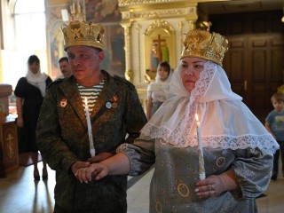 Участник СВО и его супруга скрепили свой союз Таинством венчания