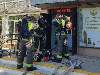 Пожарные отработали эвакуацию и тушение пожара в школе