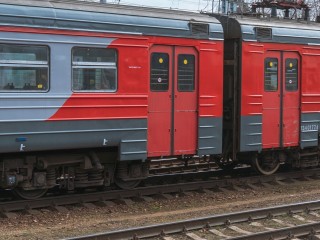 Медики окажут помощь человеку, угодившему под электричку в Барыбине