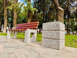 Современные скамейки установили на Соборной площади