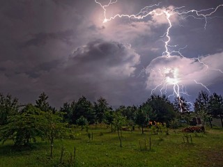 Бешеный ливень с грозами накроет большую часть Подмосковья, сообщил Гидрометцентр