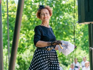 Пожилые жители устроили яркий танцевальный флешмоб в Подмосковье