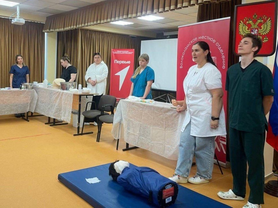 В Волоколамске студенты-медики провели занятие по первой помощи для школьников