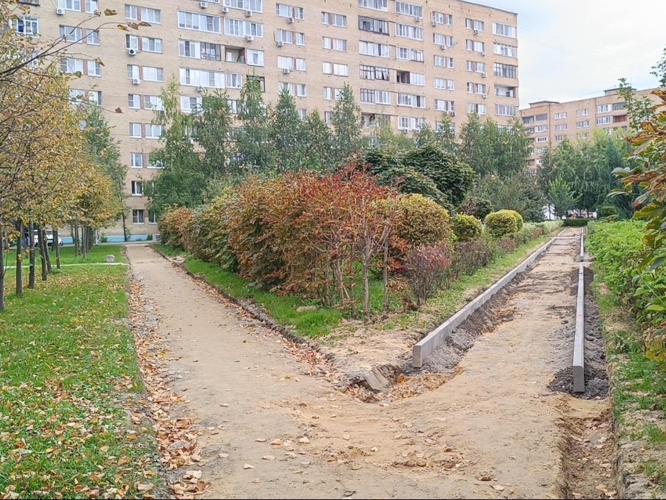 В Центральном парке уложили основание для новых пешеходных дорожек